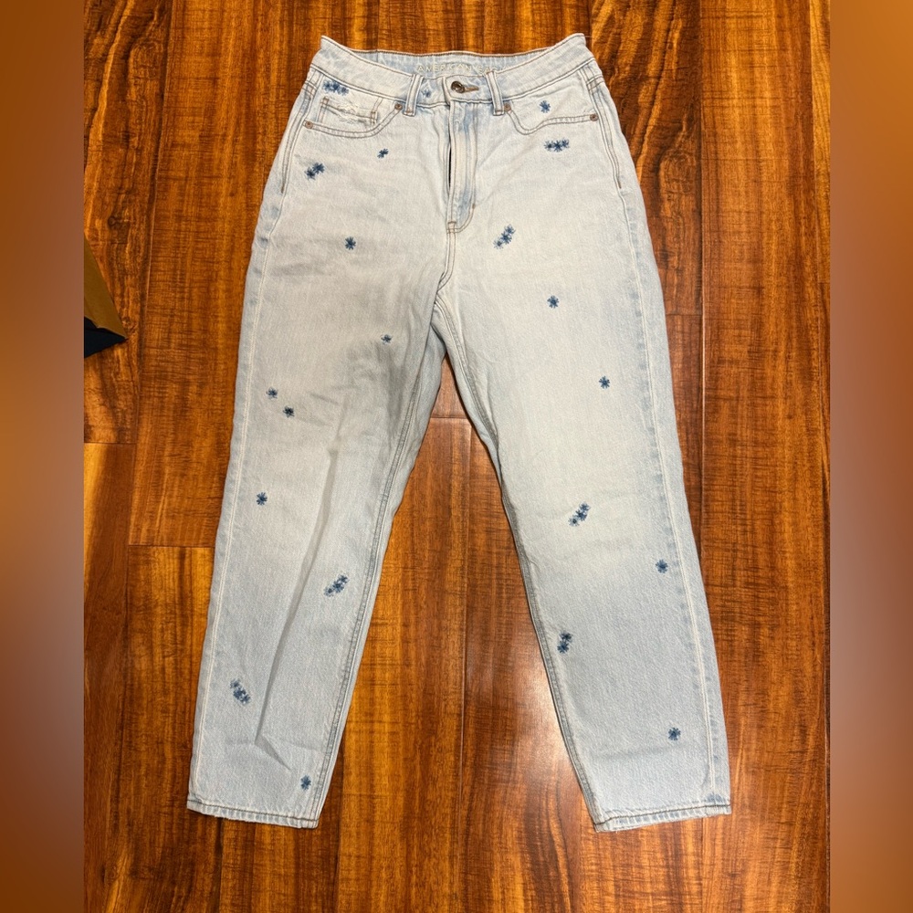 ๐Buy 2 get 1 Free ๐ America Eagle Light Wash Mom Jeans with Embroidered Flowers - Picture 2 of 7